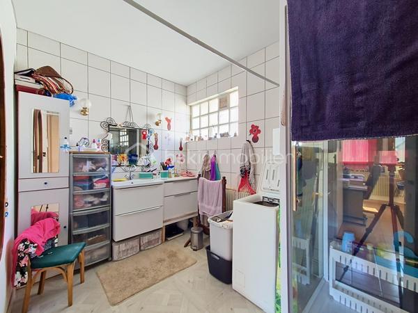 ** POUR INVESTISSEUR **
A proximité immédiate du centre ville de Pont-Audemer, je vous invite à découvrir ce bel appartement F3 "vendu loué" de 73 m² Carrez, situé au 1er étage, dans une petite résidence de 2 immeubles. Il comprend une entrée avec placards, une cuisine aménagée, un séjour/salon, deux belles chambres, une vaste salle d'eau et un wc indépendant. Il dispose également d'une cave privative en sous-sol. Possibilité de stationnement dans la cour intérieure.
Loyer mensuel: 588€, avec bail en cours en date du 13 janvier 2022. Les charges de copropriétés sont de 205€ / trimestre. La taxe foncière s'élève à 1 435€.
Contactez moi pour plus de renseignements sur cette opportunité ! VISITE VIRTUELLE SUR DEMANDE