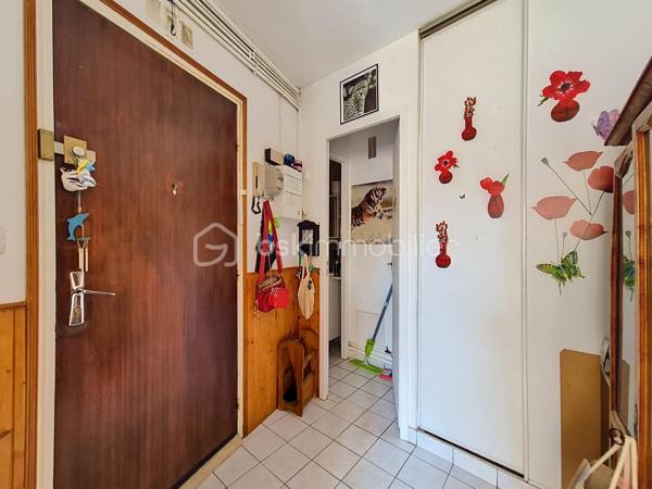 ** POUR INVESTISSEUR **
A proximité immédiate du centre ville de Pont-Audemer, je vous invite à découvrir ce bel appartement F3 "vendu loué" de 73 m² Carrez, situé au 1er étage, dans une petite résidence de 2 immeubles. Il comprend une entrée avec placards, une cuisine aménagée, un séjour/salon, deux belles chambres, une vaste salle d'eau et un wc indépendant. Il dispose également d'une cave privative en sous-sol. Possibilité de stationnement dans la cour intérieure.
Loyer mensuel: 588€, avec bail en cours en date du 13 janvier 2022. Les charges de copropriétés sont de 205€ / trimestre. La taxe foncière s'élève à 1 435€.
Contactez moi pour plus de renseignements sur cette opportunité ! VISITE VIRTUELLE SUR DEMANDE