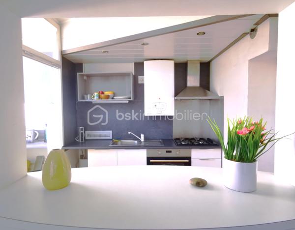 À la limite de Lyon 5ᵉ et de Tassin-la-Demi-Lune, découvrez ce T3 bis, traversant Est/Ouest de 65,48 m², situé au 4ᵉ et dernier étage d'une résidence arborée, calme et familiale, sans ascenseur.

Son emplacement privilégié vous permet de rejoindre rapidement les autoroutes A6 et A7, tout en profitant de la proximité immédiate des commerces, des transports en commun, des établissements scolaires et de la clinique des Massues.

L'appartement offre une distribution fonctionnelle et agréable :

Une entrée avec rangements,
Une cuisine indépendante aménagée avec cellier attenant,
Un séjour lumineux ouvrant sur un balcon exposé Ouest,
Deux chambres et un bureau
Une salle d'eau rénovée,
Des WC séparés.

Traversant, il bénéficie d'une belle luminosité naturelle tout au long de la journée ainsi que d'une vue dégagée sur les espaces verts de la résidence.

Une cave complète ce bien.
