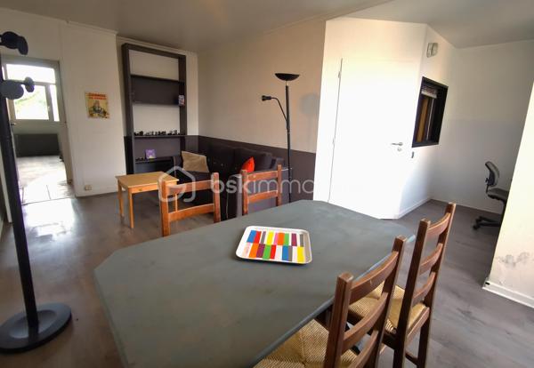 À la limite de Lyon 5ᵉ et de Tassin-la-Demi-Lune, découvrez ce T3 bis, traversant Est/Ouest de 65,48 m², situé au 4ᵉ et dernier étage d'une résidence arborée, calme et familiale, sans ascenseur.

Son emplacement privilégié vous permet de rejoindre rapidement les autoroutes A6 et A7, tout en profitant de la proximité immédiate des commerces, des transports en commun, des établissements scolaires et de la clinique des Massues.

L'appartement offre une distribution fonctionnelle et agréable :

Une entrée avec rangements,
Une cuisine indépendante aménagée avec cellier attenant,
Un séjour lumineux ouvrant sur un balcon exposé Ouest,
Deux chambres et un bureau
Une salle d'eau rénovée,
Des WC séparés.

Traversant, il bénéficie d'une belle luminosité naturelle tout au long de la journée ainsi que d'une vue dégagée sur les espaces verts de la résidence.

Une cave complète ce bien.