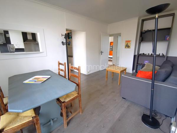 À la limite de Lyon 5ᵉ et de Tassin-la-Demi-Lune, découvrez ce T3 bis, traversant Est/Ouest de 65,48 m², situé au 4ᵉ et dernier étage d'une résidence arborée, calme et familiale, sans ascenseur.

Son emplacement privilégié vous permet de rejoindre rapidement les autoroutes A6 et A7, tout en profitant de la proximité immédiate des commerces, des transports en commun, des établissements scolaires et de la clinique des Massues.

L'appartement offre une distribution fonctionnelle et agréable :

Une entrée avec rangements,
Une cuisine indépendante aménagée avec cellier attenant,
Un séjour lumineux ouvrant sur un balcon exposé Ouest,
Deux chambres et un bureau
Une salle d'eau rénovée,
Des WC séparés.

Traversant, il bénéficie d'une belle luminosité naturelle tout au long de la journée ainsi que d'une vue dégagée sur les espaces verts de la résidence.

Une cave complète ce bien.
