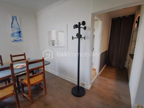 À la limite de Lyon 5ᵉ et de Tassin-la-Demi-Lune, découvrez ce T3 bis, traversant Est/Ouest de 65,48 m², situé au 4ᵉ et dernier étage d'une résidence arborée, calme et familiale, sans ascenseur.

Son emplacement privilégié vous permet de rejoindre rapidement les autoroutes A6 et A7, tout en profitant de la proximité immédiate des commerces, des transports en commun, des établissements scolaires et de la clinique des Massues.

L'appartement offre une distribution fonctionnelle et agréable :

Une entrée avec rangements,
Une cuisine indépendante aménagée avec cellier attenant,
Un séjour lumineux ouvrant sur un balcon exposé Ouest,
Deux chambres et un bureau
Une salle d'eau rénovée,
Des WC séparés.

Traversant, il bénéficie d'une belle luminosité naturelle tout au long de la journée ainsi que d'une vue dégagée sur les espaces verts de la résidence.

Une cave complète ce bien.