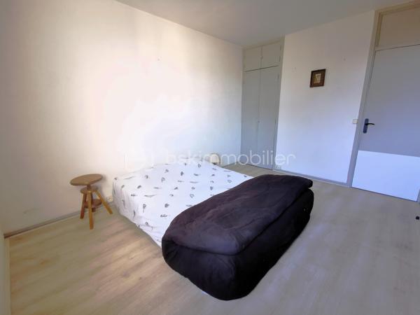 À la limite de Lyon 5ᵉ et de Tassin-la-Demi-Lune, découvrez ce T3 bis, traversant Est/Ouest de 65,48 m², situé au 4ᵉ et dernier étage d'une résidence arborée, calme et familiale, sans ascenseur.

Son emplacement privilégié vous permet de rejoindre rapidement les autoroutes A6 et A7, tout en profitant de la proximité immédiate des commerces, des transports en commun, des établissements scolaires et de la clinique des Massues.

L'appartement offre une distribution fonctionnelle et agréable :

Une entrée avec rangements,
Une cuisine indépendante aménagée avec cellier attenant,
Un séjour lumineux ouvrant sur un balcon exposé Ouest,
Deux chambres et un bureau
Une salle d'eau rénovée,
Des WC séparés.

Traversant, il bénéficie d'une belle luminosité naturelle tout au long de la journée ainsi que d'une vue dégagée sur les espaces verts de la résidence.

Une cave complète ce bien.