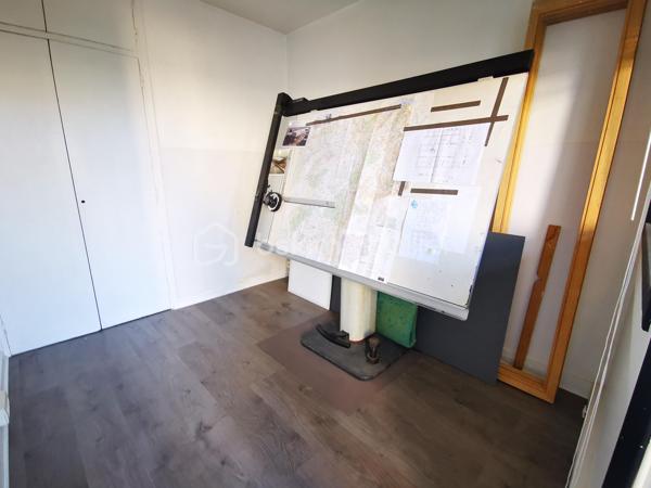 À la limite de Lyon 5ᵉ et de Tassin-la-Demi-Lune, découvrez ce T3 bis, traversant Est/Ouest de 65,48 m², situé au 4ᵉ et dernier étage d'une résidence arborée, calme et familiale, sans ascenseur.

Son emplacement privilégié vous permet de rejoindre rapidement les autoroutes A6 et A7, tout en profitant de la proximité immédiate des commerces, des transports en commun, des établissements scolaires et de la clinique des Massues.

L'appartement offre une distribution fonctionnelle et agréable :

Une entrée avec rangements,
Une cuisine indépendante aménagée avec cellier attenant,
Un séjour lumineux ouvrant sur un balcon exposé Ouest,
Deux chambres et un bureau
Une salle d'eau rénovée,
Des WC séparés.

Traversant, il bénéficie d'une belle luminosité naturelle tout au long de la journée ainsi que d'une vue dégagée sur les espaces verts de la résidence.

Une cave complète ce bien.