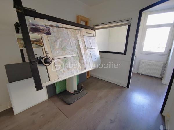 À la limite de Lyon 5ᵉ et de Tassin-la-Demi-Lune, découvrez ce T3 bis, traversant Est/Ouest de 65,48 m², situé au 4ᵉ et dernier étage d'une résidence arborée, calme et familiale, sans ascenseur.

Son emplacement privilégié vous permet de rejoindre rapidement les autoroutes A6 et A7, tout en profitant de la proximité immédiate des commerces, des transports en commun, des établissements scolaires et de la clinique des Massues.

L'appartement offre une distribution fonctionnelle et agréable :

Une entrée avec rangements,
Une cuisine indépendante aménagée avec cellier attenant,
Un séjour lumineux ouvrant sur un balcon exposé Ouest,
Deux chambres et un bureau
Une salle d'eau rénovée,
Des WC séparés.

Traversant, il bénéficie d'une belle luminosité naturelle tout au long de la journée ainsi que d'une vue dégagée sur les espaces verts de la résidence.

Une cave complète ce bien.