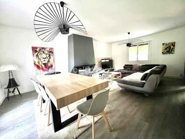 Et si vous profitiez d’un environnement verdoyant et paisible tout en restant à proximité de la ville ?
Bienvenue à l’orée de la Sologne, à Orléans, dans cette agréable maison d’environ 105 m², édifiée sur une parcelle de 310 m². Ici, vous profiterez d’un véritable écrin de nature, entouré d’arbres, bercé par le chant des oiseaux et où il n’est pas rare d’apercevoir quelques écureuils… Un cadre de vie privilégié pour les amoureux de calme et de nature, sans renoncer à la proximité des commodités.

La maison se compose, au rez-de-chaussée, d’une entrée avec placard de rangement, de WC indépendants, puis d’une belle pièce de vie chaleureuse et lumineuse, agrémentée d’une cheminée à foyer ouvert et donnant directement sur le jardin. Pour votre confort, la pièce de vie bénéficie également de la climatisation.

Vous découvrirez également une cuisine aménagée et équipée, complétée par une arrière-cuisine, ainsi qu’un accès au garage.
À l’étage, l’espace nuit propose trois chambres, dont la chambre principale climatisée, un espace bureau pouvant être aménagé selon vos besoins, une salle d’eau, un dressing ainsi que des WC indépendants, apportant un confort supplémentaire au quotidien.

La maison est mitoyenne d’un seul côté, uniquement par le garage, offrant ainsi davantage de tranquillité.

Le véritable plus ? La copropriété propose également l’accès à une piscine ainsi qu’à un terrain de tennis, parfaits pour profiter de moments de détente et de loisirs en famille ou entre amis.

Une maison idéale pour ceux qui recherchent un cadre de vie au vert, aux portes de la ville, avec des prestations rares telles qu’une piscine et un terrain de tennis.

Aucun travaux à prévoir !