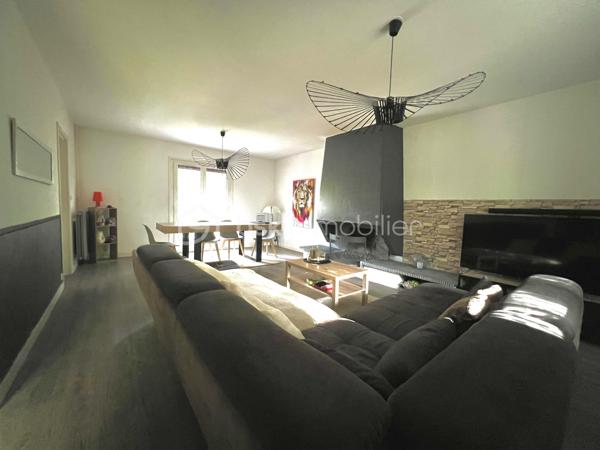 Et si vous profitiez d’un environnement verdoyant et paisible tout en restant à proximité de la ville ?
Bienvenue à l’orée de la Sologne, à Orléans, dans cette agréable maison d’environ 105 m², édifiée sur une parcelle de 310 m². Ici, vous profiterez d’un véritable écrin de nature, entouré d’arbres, bercé par le chant des oiseaux et où il n’est pas rare d’apercevoir quelques écureuils… Un cadre de vie privilégié pour les amoureux de calme et de nature, sans renoncer à la proximité des commodités.

La maison se compose, au rez-de-chaussée, d’une entrée avec placard de rangement, de WC indépendants, puis d’une belle pièce de vie chaleureuse et lumineuse, agrémentée d’une cheminée à foyer ouvert et donnant directement sur le jardin. Pour votre confort, la pièce de vie bénéficie également de la climatisation.

Vous découvrirez également une cuisine aménagée et équipée, complétée par une arrière-cuisine, ainsi qu’un accès au garage.
À l’étage, l’espace nuit propose trois chambres, dont la chambre principale climatisée, un espace bureau pouvant être aménagé selon vos besoins, une salle d’eau, un dressing ainsi que des WC indépendants, apportant un confort supplémentaire au quotidien.

La maison est mitoyenne d’un seul côté, uniquement par le garage, offrant ainsi davantage de tranquillité.

Le véritable plus ? La copropriété propose également l’accès à une piscine ainsi qu’à un terrain de tennis, parfaits pour profiter de moments de détente et de loisirs en famille ou entre amis.

Une maison idéale pour ceux qui recherchent un cadre de vie au vert, aux portes de la ville, avec des prestations rares telles qu’une piscine et un terrain de tennis.

Aucun travaux à prévoir !