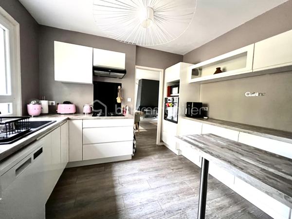 Et si vous profitiez d’un environnement verdoyant et paisible tout en restant à proximité de la ville ?
Bienvenue à l’orée de la Sologne, à Orléans, dans cette agréable maison d’environ 105 m², édifiée sur une parcelle de 310 m². Ici, vous profiterez d’un véritable écrin de nature, entouré d’arbres, bercé par le chant des oiseaux et où il n’est pas rare d’apercevoir quelques écureuils… Un cadre de vie privilégié pour les amoureux de calme et de nature, sans renoncer à la proximité des commodités.

La maison se compose, au rez-de-chaussée, d’une entrée avec placard de rangement, de WC indépendants, puis d’une belle pièce de vie chaleureuse et lumineuse, agrémentée d’une cheminée à foyer ouvert et donnant directement sur le jardin. Pour votre confort, la pièce de vie bénéficie également de la climatisation.

Vous découvrirez également une cuisine aménagée et équipée, complétée par une arrière-cuisine, ainsi qu’un accès au garage.
À l’étage, l’espace nuit propose trois chambres, dont la chambre principale climatisée, un espace bureau pouvant être aménagé selon vos besoins, une salle d’eau, un dressing ainsi que des WC indépendants, apportant un confort supplémentaire au quotidien.

La maison est mitoyenne d’un seul côté, uniquement par le garage, offrant ainsi davantage de tranquillité.

Le véritable plus ? La copropriété propose également l’accès à une piscine ainsi qu’à un terrain de tennis, parfaits pour profiter de moments de détente et de loisirs en famille ou entre amis.

Une maison idéale pour ceux qui recherchent un cadre de vie au vert, aux portes de la ville, avec des prestations rares telles qu’une piscine et un terrain de tennis.

Aucun travaux à prévoir !