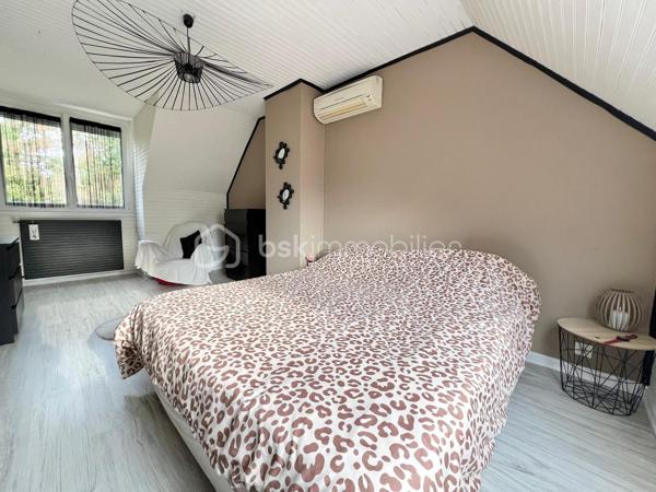 Et si vous profitiez d’un environnement verdoyant et paisible tout en restant à proximité de la ville ?
Bienvenue à l’orée de la Sologne, à Orléans, dans cette agréable maison d’environ 105 m², édifiée sur une parcelle de 310 m². Ici, vous profiterez d’un véritable écrin de nature, entouré d’arbres, bercé par le chant des oiseaux et où il n’est pas rare d’apercevoir quelques écureuils… Un cadre de vie privilégié pour les amoureux de calme et de nature, sans renoncer à la proximité des commodités.

La maison se compose, au rez-de-chaussée, d’une entrée avec placard de rangement, de WC indépendants, puis d’une belle pièce de vie chaleureuse et lumineuse, agrémentée d’une cheminée à foyer ouvert et donnant directement sur le jardin. Pour votre confort, la pièce de vie bénéficie également de la climatisation.

Vous découvrirez également une cuisine aménagée et équipée, complétée par une arrière-cuisine, ainsi qu’un accès au garage.
À l’étage, l’espace nuit propose trois chambres, dont la chambre principale climatisée, un espace bureau pouvant être aménagé selon vos besoins, une salle d’eau, un dressing ainsi que des WC indépendants, apportant un confort supplémentaire au quotidien.

La maison est mitoyenne d’un seul côté, uniquement par le garage, offrant ainsi davantage de tranquillité.

Le véritable plus ? La copropriété propose également l’accès à une piscine ainsi qu’à un terrain de tennis, parfaits pour profiter de moments de détente et de loisirs en famille ou entre amis.

Une maison idéale pour ceux qui recherchent un cadre de vie au vert, aux portes de la ville, avec des prestations rares telles qu’une piscine et un terrain de tennis.

Aucun travaux à prévoir !