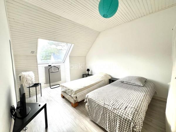 Et si vous profitiez d’un environnement verdoyant et paisible tout en restant à proximité de la ville ?
Bienvenue à l’orée de la Sologne, à Orléans, dans cette agréable maison d’environ 105 m², édifiée sur une parcelle de 310 m². Ici, vous profiterez d’un véritable écrin de nature, entouré d’arbres, bercé par le chant des oiseaux et où il n’est pas rare d’apercevoir quelques écureuils… Un cadre de vie privilégié pour les amoureux de calme et de nature, sans renoncer à la proximité des commodités.

La maison se compose, au rez-de-chaussée, d’une entrée avec placard de rangement, de WC indépendants, puis d’une belle pièce de vie chaleureuse et lumineuse, agrémentée d’une cheminée à foyer ouvert et donnant directement sur le jardin. Pour votre confort, la pièce de vie bénéficie également de la climatisation.

Vous découvrirez également une cuisine aménagée et équipée, complétée par une arrière-cuisine, ainsi qu’un accès au garage.
À l’étage, l’espace nuit propose trois chambres, dont la chambre principale climatisée, un espace bureau pouvant être aménagé selon vos besoins, une salle d’eau, un dressing ainsi que des WC indépendants, apportant un confort supplémentaire au quotidien.

La maison est mitoyenne d’un seul côté, uniquement par le garage, offrant ainsi davantage de tranquillité.

Le véritable plus ? La copropriété propose également l’accès à une piscine ainsi qu’à un terrain de tennis, parfaits pour profiter de moments de détente et de loisirs en famille ou entre amis.

Une maison idéale pour ceux qui recherchent un cadre de vie au vert, aux portes de la ville, avec des prestations rares telles qu’une piscine et un terrain de tennis.

Aucun travaux à prévoir !