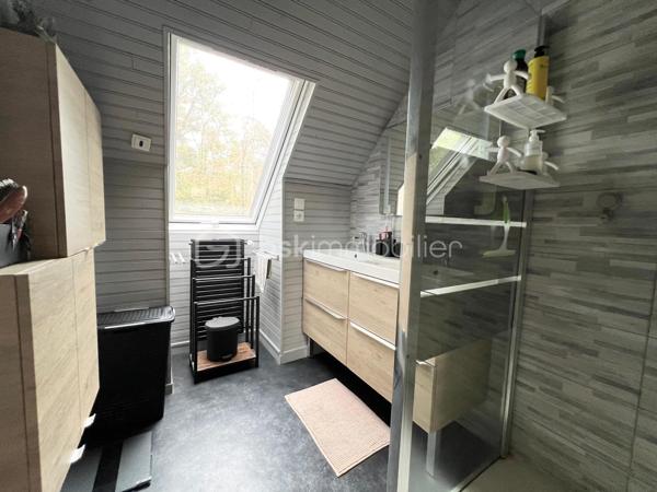 Et si vous profitiez d’un environnement verdoyant et paisible tout en restant à proximité de la ville ?
Bienvenue à l’orée de la Sologne, à Orléans, dans cette agréable maison d’environ 105 m², édifiée sur une parcelle de 310 m². Ici, vous profiterez d’un véritable écrin de nature, entouré d’arbres, bercé par le chant des oiseaux et où il n’est pas rare d’apercevoir quelques écureuils… Un cadre de vie privilégié pour les amoureux de calme et de nature, sans renoncer à la proximité des commodités.

La maison se compose, au rez-de-chaussée, d’une entrée avec placard de rangement, de WC indépendants, puis d’une belle pièce de vie chaleureuse et lumineuse, agrémentée d’une cheminée à foyer ouvert et donnant directement sur le jardin. Pour votre confort, la pièce de vie bénéficie également de la climatisation.

Vous découvrirez également une cuisine aménagée et équipée, complétée par une arrière-cuisine, ainsi qu’un accès au garage.
À l’étage, l’espace nuit propose trois chambres, dont la chambre principale climatisée, un espace bureau pouvant être aménagé selon vos besoins, une salle d’eau, un dressing ainsi que des WC indépendants, apportant un confort supplémentaire au quotidien.

La maison est mitoyenne d’un seul côté, uniquement par le garage, offrant ainsi davantage de tranquillité.

Le véritable plus ? La copropriété propose également l’accès à une piscine ainsi qu’à un terrain de tennis, parfaits pour profiter de moments de détente et de loisirs en famille ou entre amis.

Une maison idéale pour ceux qui recherchent un cadre de vie au vert, aux portes de la ville, avec des prestations rares telles qu’une piscine et un terrain de tennis.

Aucun travaux à prévoir !