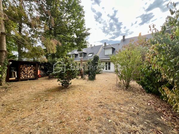 Et si vous profitiez d’un environnement verdoyant et paisible tout en restant à proximité de la ville ?
Bienvenue à l’orée de la Sologne, à Orléans, dans cette agréable maison d’environ 105 m², édifiée sur une parcelle de 310 m². Ici, vous profiterez d’un véritable écrin de nature, entouré d’arbres, bercé par le chant des oiseaux et où il n’est pas rare d’apercevoir quelques écureuils… Un cadre de vie privilégié pour les amoureux de calme et de nature, sans renoncer à la proximité des commodités.

La maison se compose, au rez-de-chaussée, d’une entrée avec placard de rangement, de WC indépendants, puis d’une belle pièce de vie chaleureuse et lumineuse, agrémentée d’une cheminée à foyer ouvert et donnant directement sur le jardin. Pour votre confort, la pièce de vie bénéficie également de la climatisation.

Vous découvrirez également une cuisine aménagée et équipée, complétée par une arrière-cuisine, ainsi qu’un accès au garage.
À l’étage, l’espace nuit propose trois chambres, dont la chambre principale climatisée, un espace bureau pouvant être aménagé selon vos besoins, une salle d’eau, un dressing ainsi que des WC indépendants, apportant un confort supplémentaire au quotidien.

La maison est mitoyenne d’un seul côté, uniquement par le garage, offrant ainsi davantage de tranquillité.

Le véritable plus ? La copropriété propose également l’accès à une piscine ainsi qu’à un terrain de tennis, parfaits pour profiter de moments de détente et de loisirs en famille ou entre amis.

Une maison idéale pour ceux qui recherchent un cadre de vie au vert, aux portes de la ville, avec des prestations rares telles qu’une piscine et un terrain de tennis.

Aucun travaux à prévoir !