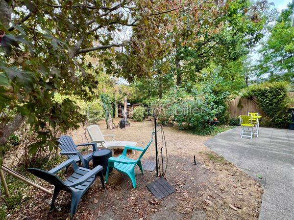 Et si vous profitiez d’un environnement verdoyant et paisible tout en restant à proximité de la ville ?
Bienvenue à l’orée de la Sologne, à Orléans, dans cette agréable maison d’environ 105 m², édifiée sur une parcelle de 310 m². Ici, vous profiterez d’un véritable écrin de nature, entouré d’arbres, bercé par le chant des oiseaux et où il n’est pas rare d’apercevoir quelques écureuils… Un cadre de vie privilégié pour les amoureux de calme et de nature, sans renoncer à la proximité des commodités.

La maison se compose, au rez-de-chaussée, d’une entrée avec placard de rangement, de WC indépendants, puis d’une belle pièce de vie chaleureuse et lumineuse, agrémentée d’une cheminée à foyer ouvert et donnant directement sur le jardin. Pour votre confort, la pièce de vie bénéficie également de la climatisation.

Vous découvrirez également une cuisine aménagée et équipée, complétée par une arrière-cuisine, ainsi qu’un accès au garage.
À l’étage, l’espace nuit propose trois chambres, dont la chambre principale climatisée, un espace bureau pouvant être aménagé selon vos besoins, une salle d’eau, un dressing ainsi que des WC indépendants, apportant un confort supplémentaire au quotidien.

La maison est mitoyenne d’un seul côté, uniquement par le garage, offrant ainsi davantage de tranquillité.

Le véritable plus ? La copropriété propose également l’accès à une piscine ainsi qu’à un terrain de tennis, parfaits pour profiter de moments de détente et de loisirs en famille ou entre amis.

Une maison idéale pour ceux qui recherchent un cadre de vie au vert, aux portes de la ville, avec des prestations rares telles qu’une piscine et un terrain de tennis.

Aucun travaux à prévoir !
