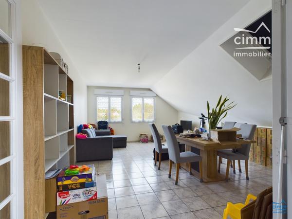 Nous vous proposons &nbsp;un BEL APPARTEMENT BAIGNÉ DE LUMIÈRE DANS UN IMMEUBLE DE STANDING, AU CŒUR DE LONGUÉ-JUMELLES