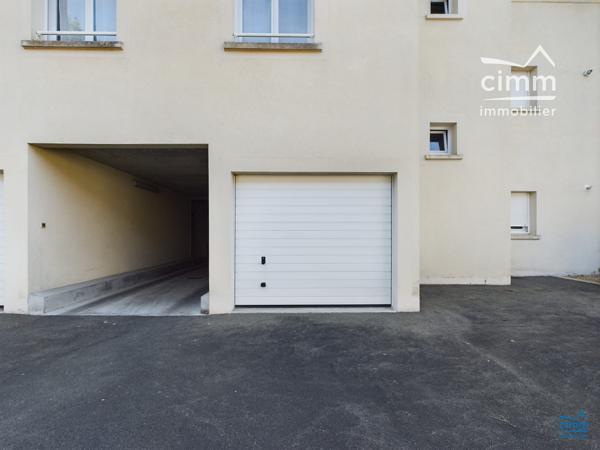 Nous vous proposons &nbsp;un BEL APPARTEMENT BAIGNÉ DE LUMIÈRE DANS UN IMMEUBLE DE STANDING, AU CŒUR DE LONGUÉ-JUMELLES