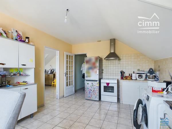 Nous vous proposons &nbsp;un BEL APPARTEMENT BAIGNÉ DE LUMIÈRE DANS UN IMMEUBLE DE STANDING, AU CŒUR DE LONGUÉ-JUMELLES