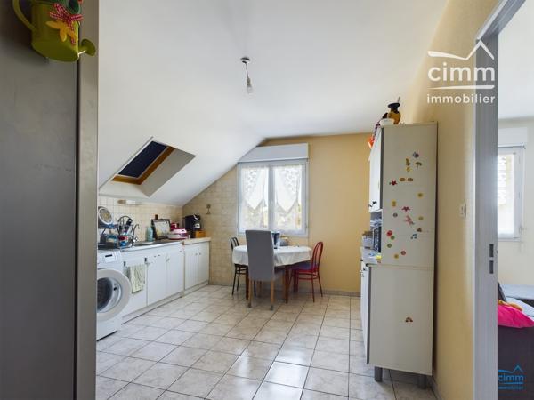 Nous vous proposons &nbsp;un BEL APPARTEMENT BAIGNÉ DE LUMIÈRE DANS UN IMMEUBLE DE STANDING, AU CŒUR DE LONGUÉ-JUMELLES