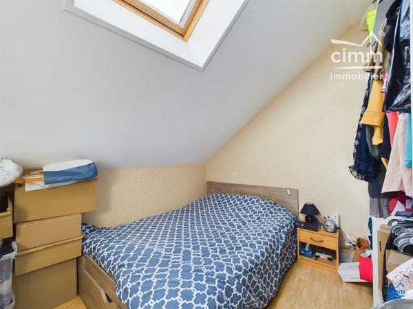 Nous vous proposons &nbsp;un BEL APPARTEMENT BAIGNÉ DE LUMIÈRE DANS UN IMMEUBLE DE STANDING, AU CŒUR DE LONGUÉ-JUMELLES