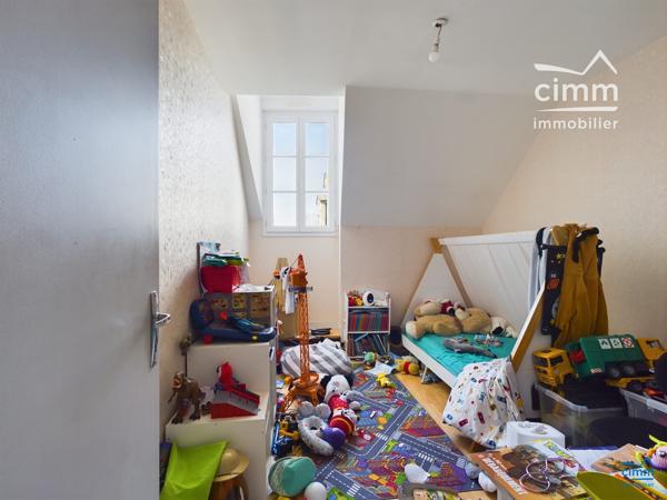 Nous vous proposons &nbsp;un BEL APPARTEMENT BAIGNÉ DE LUMIÈRE DANS UN IMMEUBLE DE STANDING, AU CŒUR DE LONGUÉ-JUMELLES
