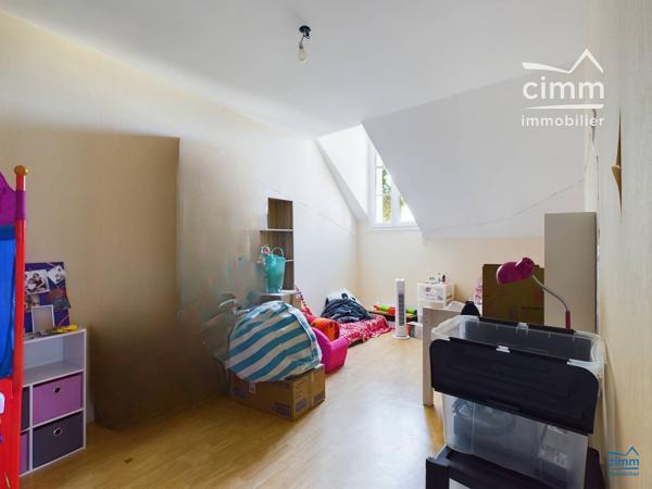Nous vous proposons &nbsp;un BEL APPARTEMENT BAIGNÉ DE LUMIÈRE DANS UN IMMEUBLE DE STANDING, AU CŒUR DE LONGUÉ-JUMELLES