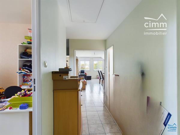 Nous vous proposons &nbsp;un BEL APPARTEMENT BAIGNÉ DE LUMIÈRE DANS UN IMMEUBLE DE STANDING, AU CŒUR DE LONGUÉ-JUMELLES