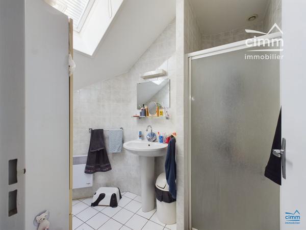 Nous vous proposons &nbsp;un BEL APPARTEMENT BAIGNÉ DE LUMIÈRE DANS UN IMMEUBLE DE STANDING, AU CŒUR DE LONGUÉ-JUMELLES