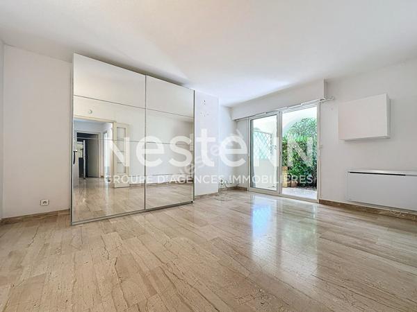 MANDELIEU : 2P REZ DE JARDIN avec stationnement et cave