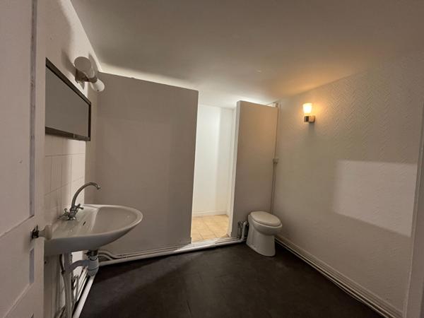 A LOUER APPARTEMENT EN RDC PLEIN CENTRE VILLE DE ST QUENTIN 02100.