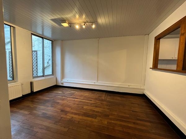 A LOUER APPARTEMENT EN RDC PLEIN CENTRE VILLE DE ST QUENTIN 02100.