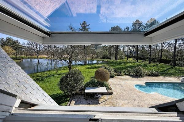 À 10 minutes du Port de Vannes. Propriété d'architecte d'exception de 235 m², avec étang privatif, piscine, 3 hectares. Parc résidentiel privé