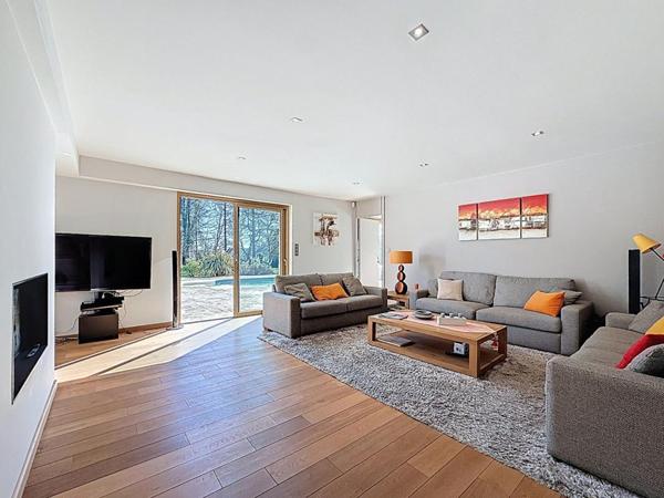 À 10 minutes du Port de Vannes. Propriété d'architecte d'exception de 235 m², avec étang privatif, piscine, 3 hectares. Parc résidentiel privé