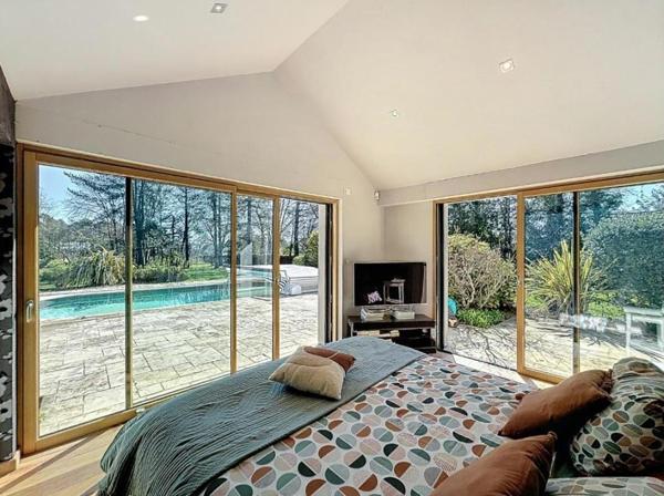 À 10 minutes du Port de Vannes. Propriété d'architecte d'exception de 235 m², avec étang privatif, piscine, 3 hectares. Parc résidentiel privé