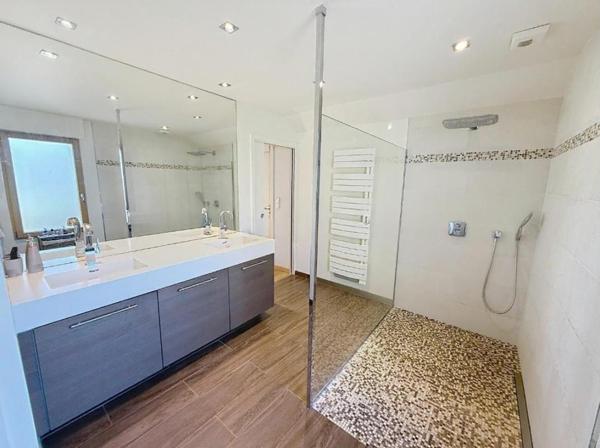 À 10 minutes du Port de Vannes. Propriété d'architecte d'exception de 235 m², avec étang privatif, piscine, 3 hectares. Parc résidentiel privé