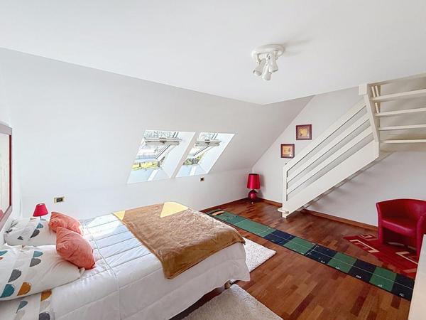 À 10 minutes du Port de Vannes. Propriété d'architecte d'exception de 235 m², avec étang privatif, piscine, 3 hectares. Parc résidentiel privé