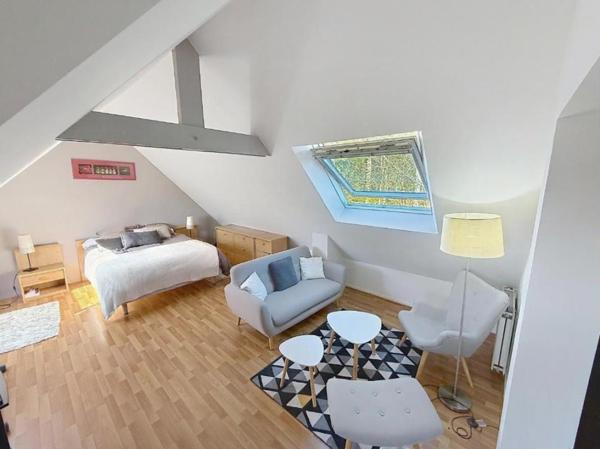 À 10 minutes du Port de Vannes. Propriété d'architecte d'exception de 235 m², avec étang privatif, piscine, 3 hectares. Parc résidentiel privé