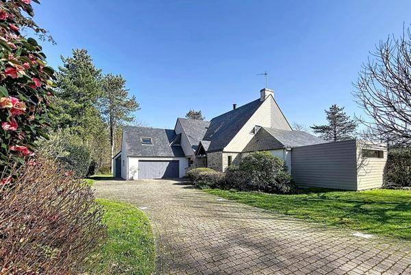 À 10 minutes du Port de Vannes. Propriété d'architecte d'exception de 235 m², avec étang privatif, piscine, 3 hectares. Parc résidentiel privé