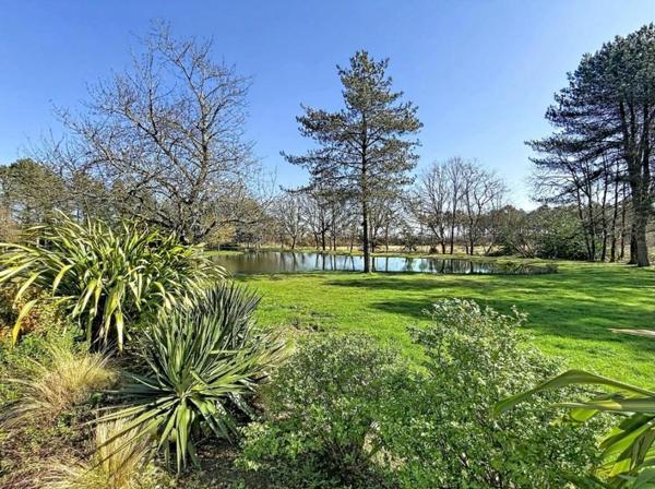 À 10 minutes du Port de Vannes. Propriété d'architecte d'exception de 235 m², avec étang privatif, piscine, 3 hectares. Parc résidentiel privé
