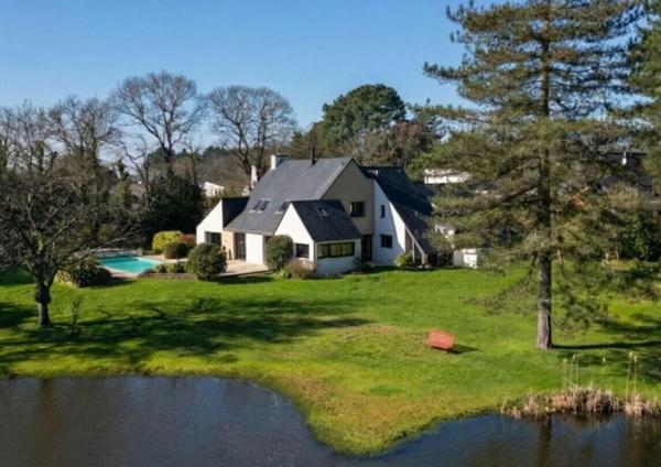 À 10 minutes du Port de Vannes. Propriété d'architecte d'exception de 235 m², avec étang privatif, piscine, 3 hectares. Parc résidentiel privé