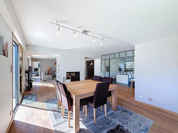 À 10 minutes du Port de Vannes. Propriété d'architecte d'exception de 235 m², avec étang privatif, piscine, 3 hectares. Parc résidentiel privé