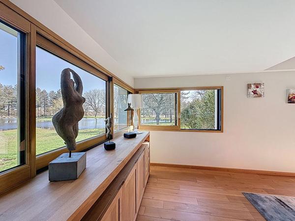 À 10 minutes du Port de Vannes. Propriété d'architecte d'exception de 235 m², avec étang privatif, piscine, 3 hectares. Parc résidentiel privé