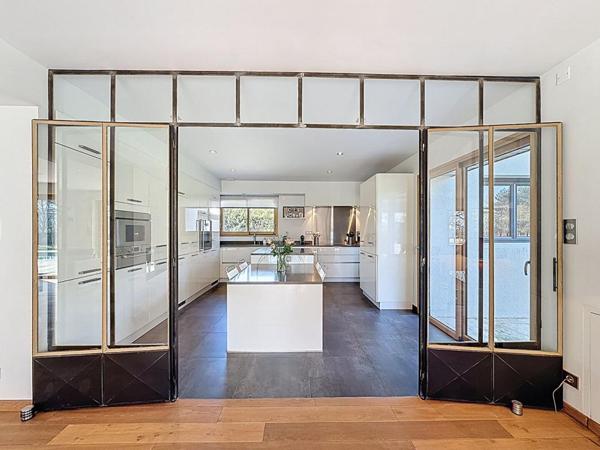 À 10 minutes du Port de Vannes. Propriété d'architecte d'exception de 235 m², avec étang privatif, piscine, 3 hectares. Parc résidentiel privé