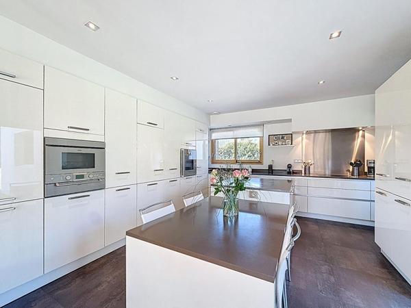 À 10 minutes du Port de Vannes. Propriété d'architecte d'exception de 235 m², avec étang privatif, piscine, 3 hectares. Parc résidentiel privé