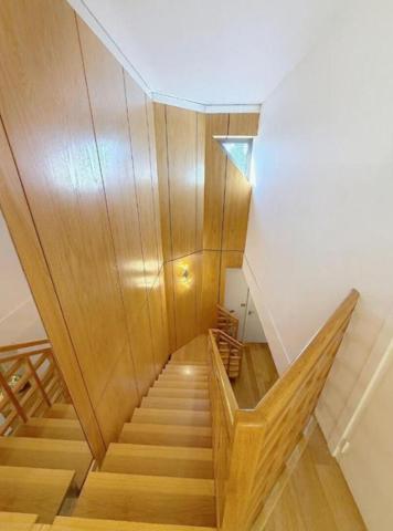 À 10 minutes du Port de Vannes. Propriété d'architecte d'exception de 235 m², avec étang privatif, piscine, 3 hectares. Parc résidentiel privé