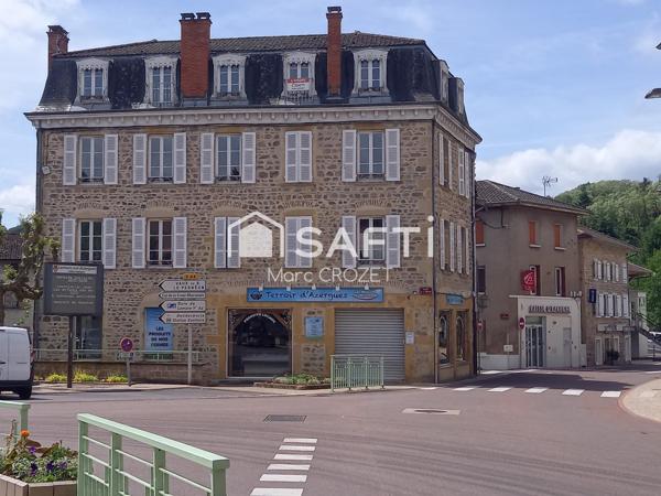 Dans bel immeuble en pierre en centre ville