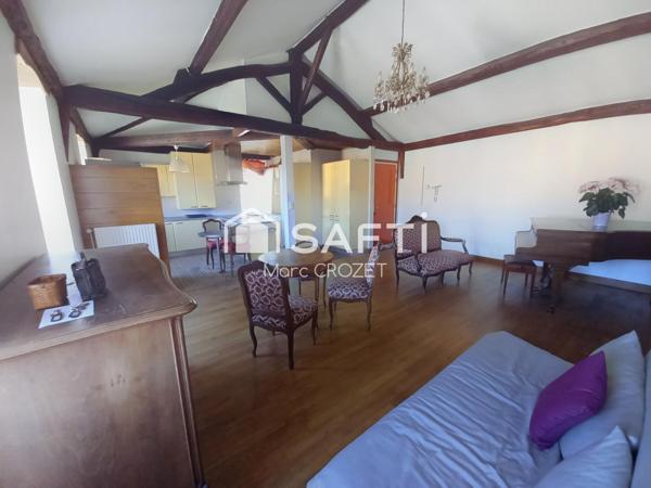 Dans bel immeuble en pierre en centre ville