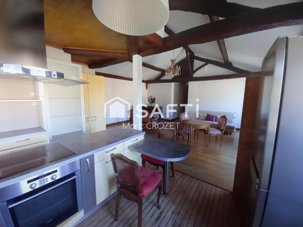 Dans bel immeuble en pierre en centre ville