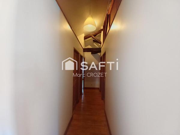 Dans bel immeuble en pierre en centre ville