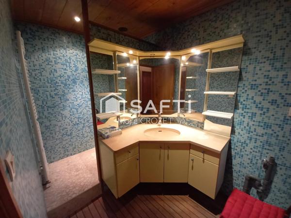 Dans bel immeuble en pierre en centre ville