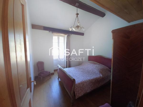 Dans bel immeuble en pierre en centre ville