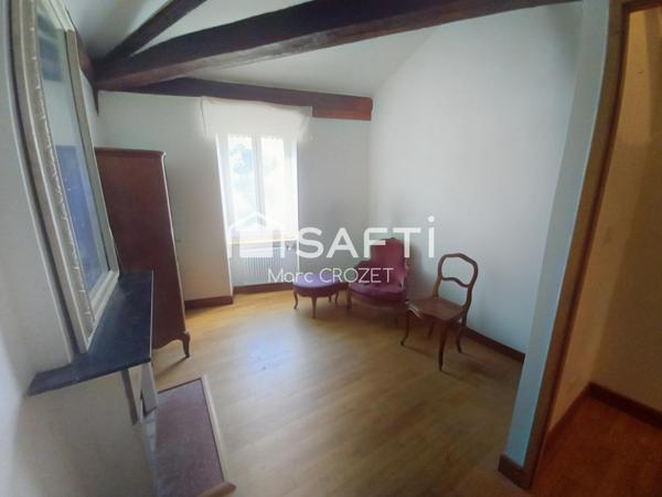 Dans bel immeuble en pierre en centre ville